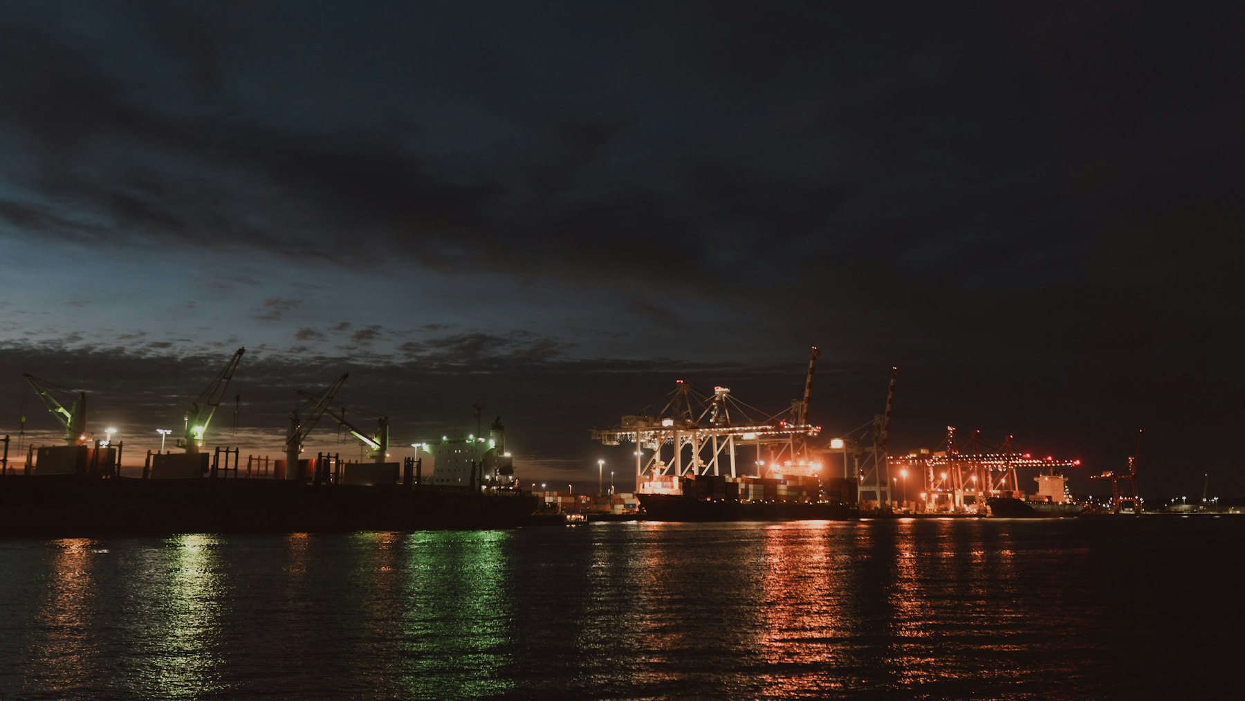Puerto de carga iluminado de noche